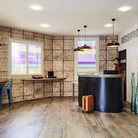 Ibis Styles Rooftop & הייר