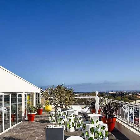Ibis Styles Rooftop & Йер