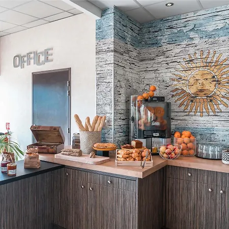 Отель Ibis Styles Rooftop & Йер