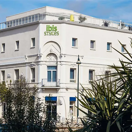 Ibis Styles Rooftop & 3* Йер