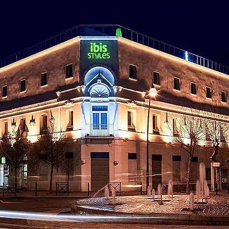 Ibis Styles Rooftop & 3* Йер