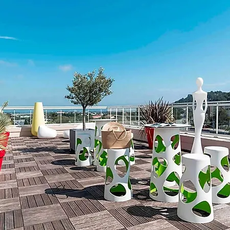 Ibis Styles Rooftop & 3* イエール