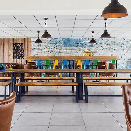 Ibis Styles Rooftop & 3* Ιέρ